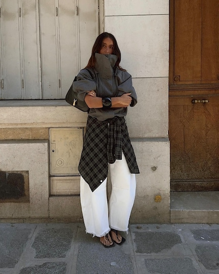 La veste et la chemise forment un ensemble cohérent.