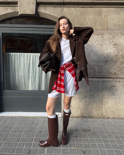 Le pull coloré apporte un petit plus.