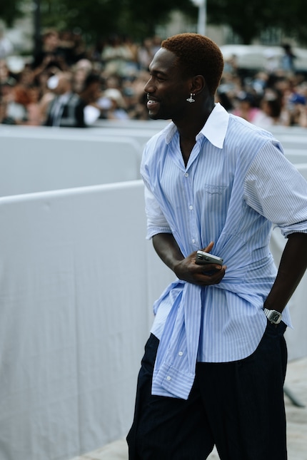 Une chemise, quatre manches.