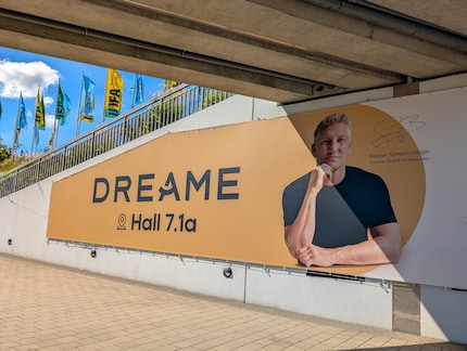 Dreame presenteert zijn nieuwe merkambassadeur op weg van de S-Bahn naar de beurs.
