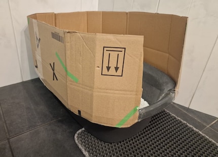 De kartonnen doos van Galaxus moest dienen als kattenbakwand. Een goed idee? 