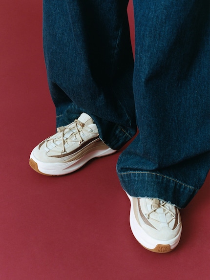 De Moon247 Xlace met baggy jeans.