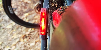 De Knog Plus hier op de zadelpen/zadelpen.