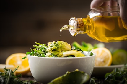 Avocados liefern einige Vitamine (Vitamin C, Vitamin E, Vitamin K), Folsäure sowie Mineralstoffe wie Kalium und Magnesium.
