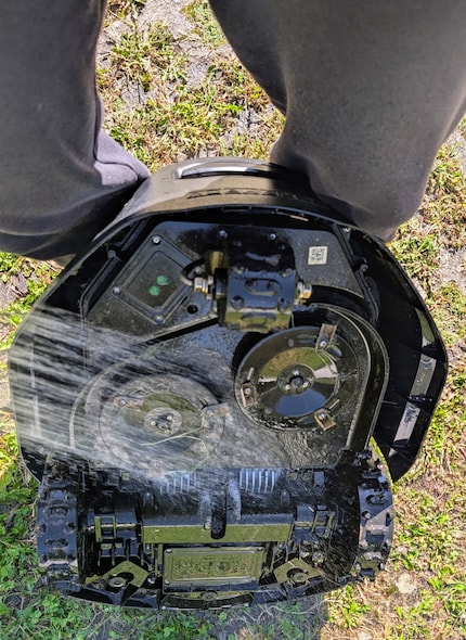 Un peu d’eau, et les deux plateaux de coupe sont de nouveau propres.