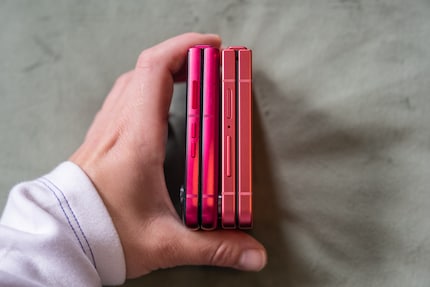 Nagenoeg even groot: Motorola links en Samsung rechts.
