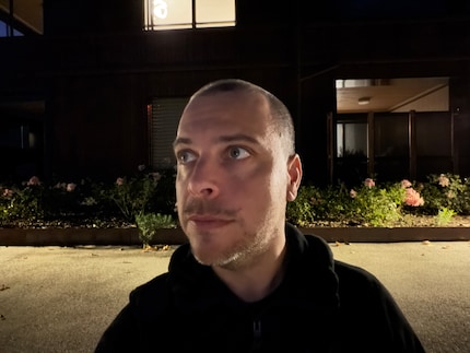 Gezichten blijven realistisch, zelfs in het donker, maar de camera heeft moeite met beweging.