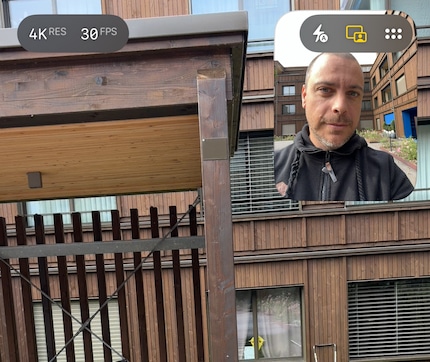 Je kunt de camera's voor en achter tegelijk activeren tijdens het filmen.