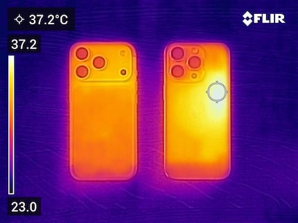 De aluminium unibody van de iPhone 17 Pro (links) voert warmte beter af dan de behuizing van de iPhone 16 Pro (rechts).