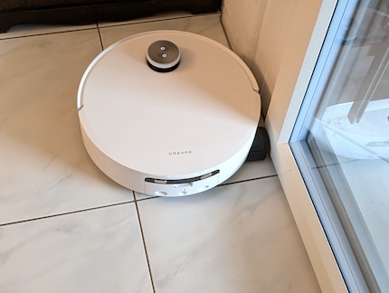 De roller schuift uit naar de zijkant als hij naar de rand beweegt.