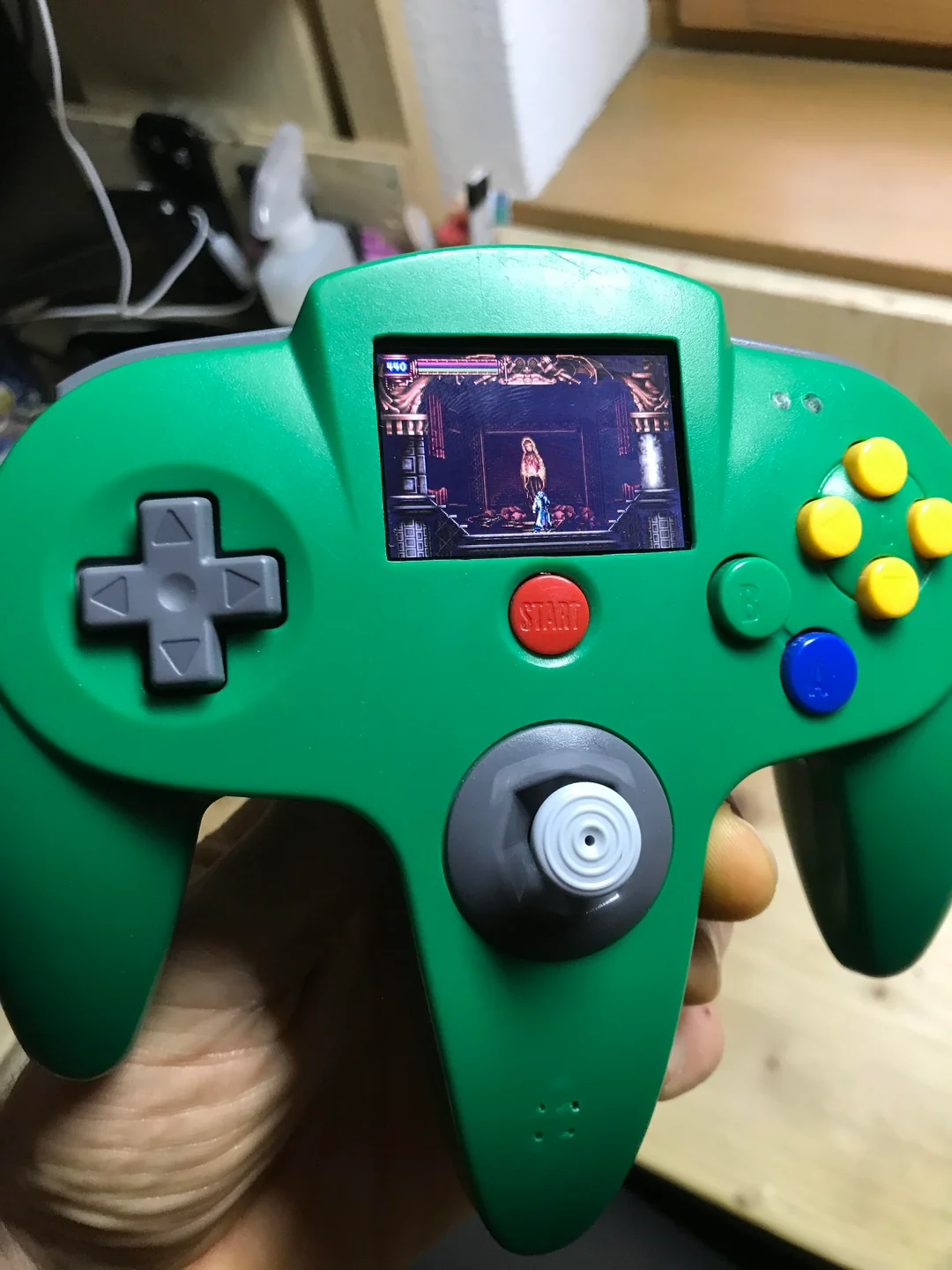 Een klassieker in een nieuw jasje: een N64-controller wordt een handheld dankzij modding.