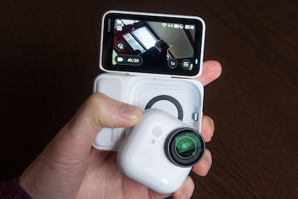 De Insta360 Go Ultra in uitgeklapte pracht.