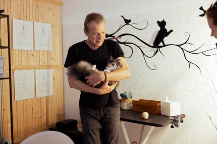 Giovanni Rengucci is helemaal verliefd op katten. Maar nu is het terug naar haar suite voor Luzia.