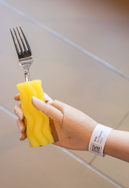 Deze houder biedt een veilige houvast voor bestek of pennen - en ziet er goed uit.