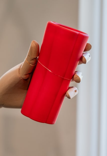«Ni-ni» maakt drinken makkelijker met zijn zuigkanaal.