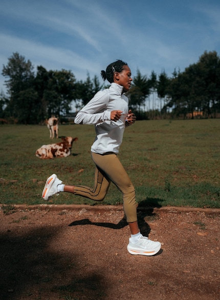 La coureuse d'élite Faith Kipyegon lors d'une course décontractée avec les Nike Vomero Premium.